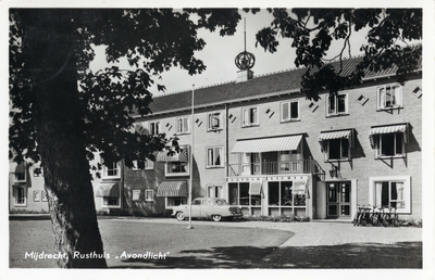 13751 Gezicht op de voorgevel van het rusthuis Avondlicht te Mijdrecht.N.B. De gemeente Mijdrecht is per 1 januari 1989 ...